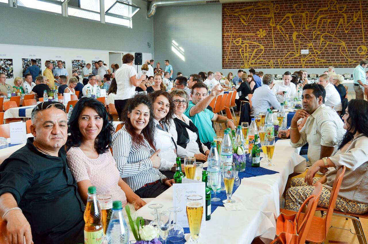 Mitarbeiter sitzen an festlich gedeckten Tisch