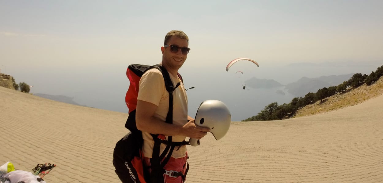 Serkan Toprak beim Paragliding in Fetihe