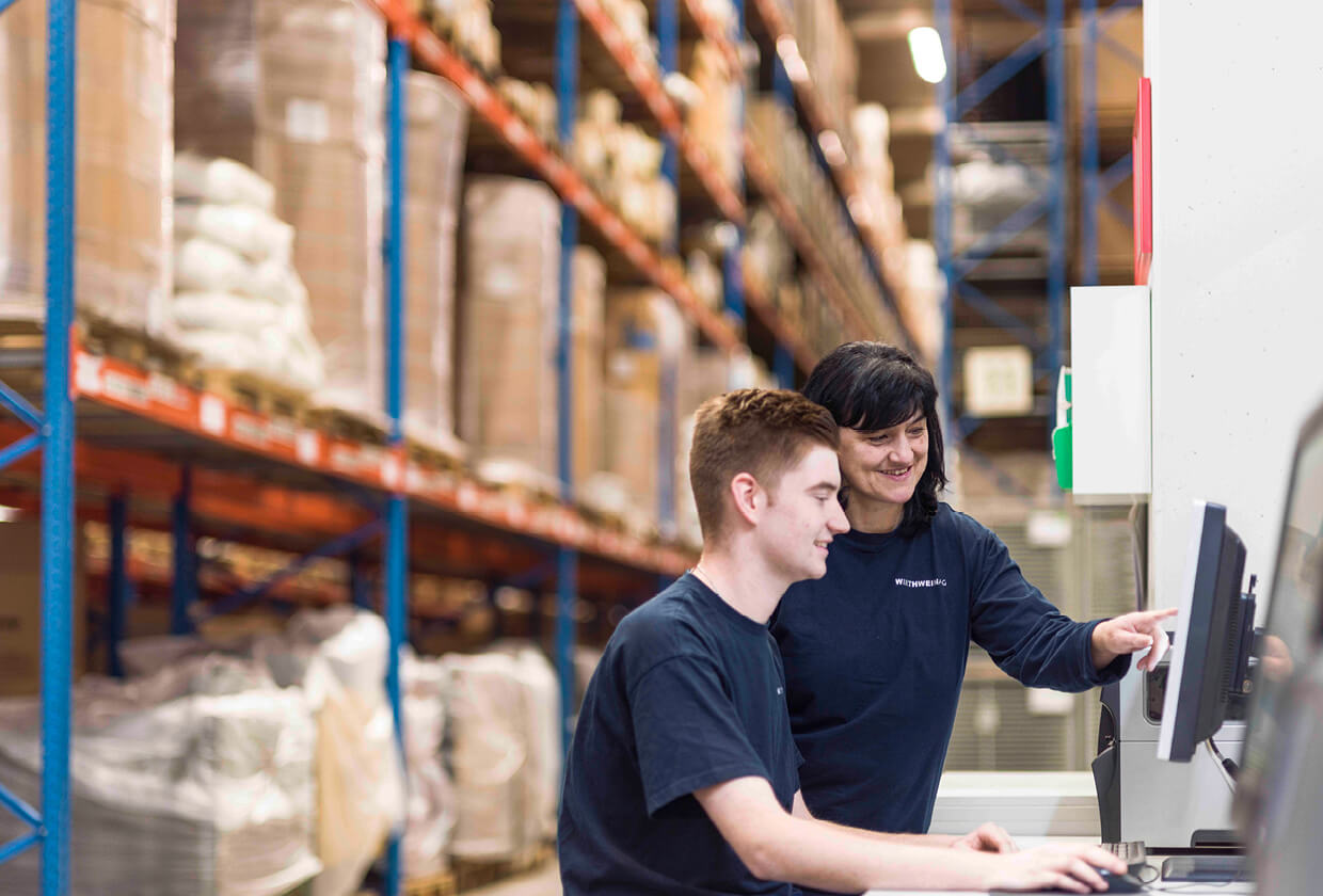 Logistik_Ausbilderin betreut Azubi